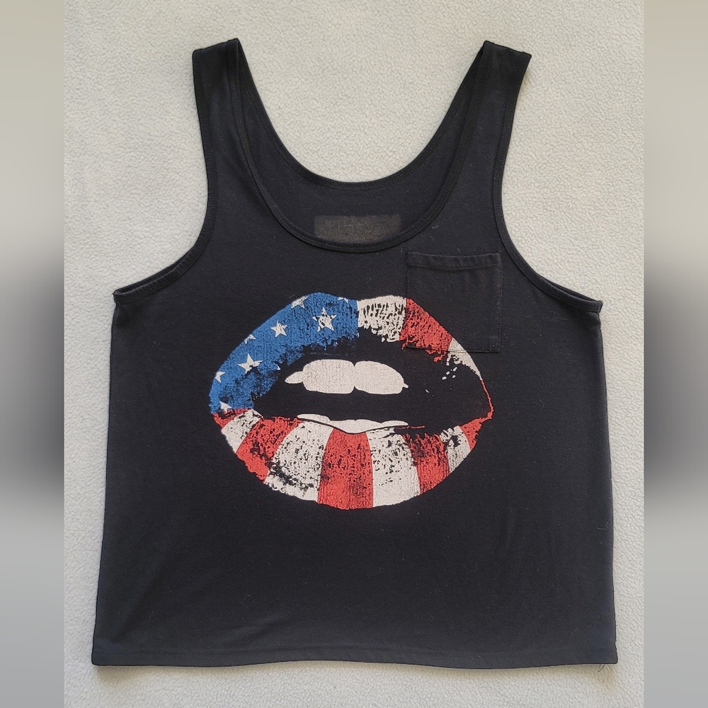 Black tank top with American flag lips graphic sz M